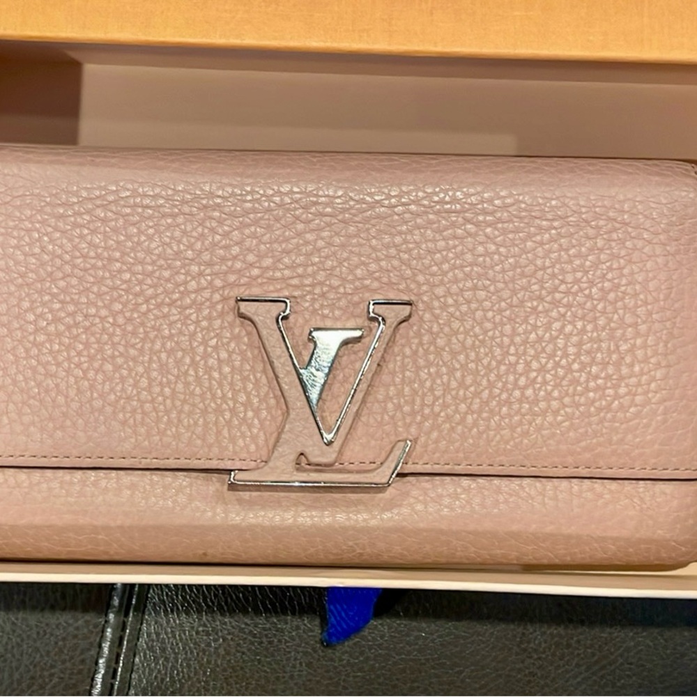 Louis Vuitton Blush Capucine Leather Wallet in Great Condition